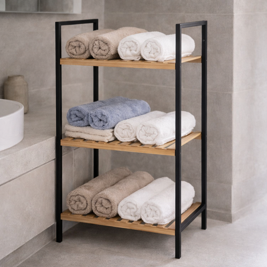 Badkamerrek met bamboe planken en zwart metalen frame in moderne minimalistische badkamer met opgerolde handdoeken