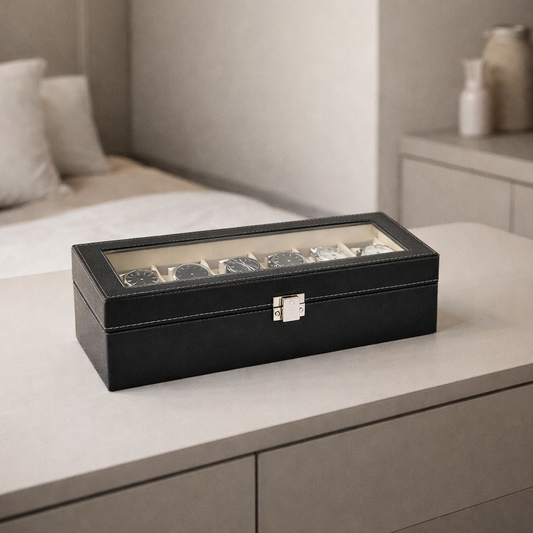 Zwarte horlogebox met 6 horloges geplaatst in moderne slaapkamer