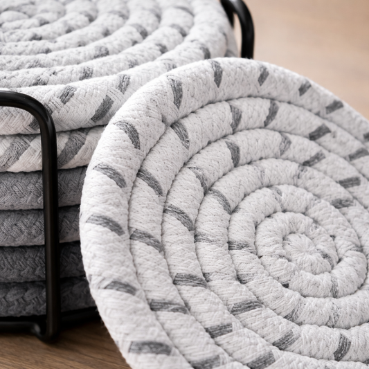 Close-up van grijze katoenen onderzetter met gevlochten structuur