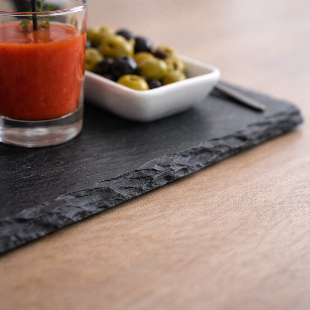 Close-up van leisteen tapas dienblad met glaasjes en schaaltjes