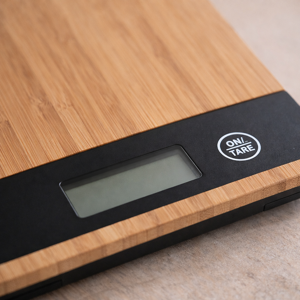 Detail van bamboe keukenweegschaal met houtstructuur en digitaal display
