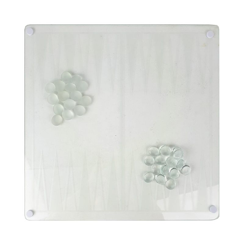 Glazen 3-in-1 spellenset als decoratief element op houten tafel met warme verlichting