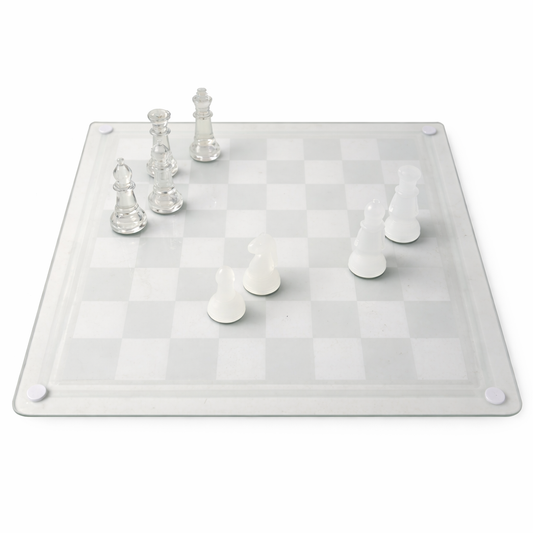 Glazen 3-in-1 spellenset met schaakbord 35x35 cm en glazen schaakstukken op witte achtergrond