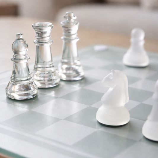 Glazen schaakbord als decoratief spel op moderne salontafel in lichte woonkamer