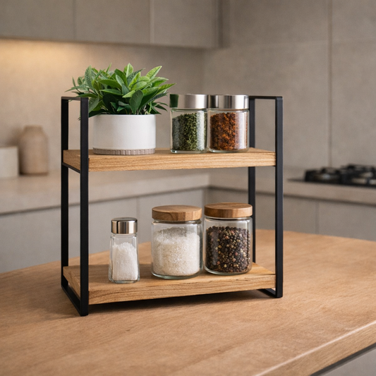 Houten badkamerorganizer met zwart metalen frame gebruikt voor handdoeken en verzorgingsproducten