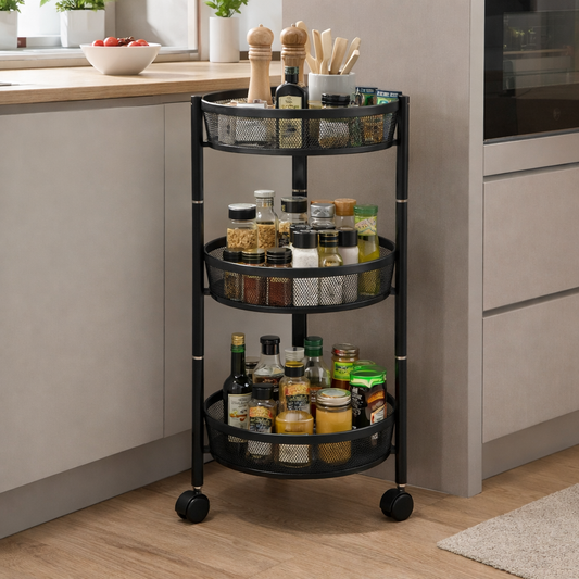 Zwarte 3-laags keukentrolley gebruikt in moderne keuken met kruiden en accessoires